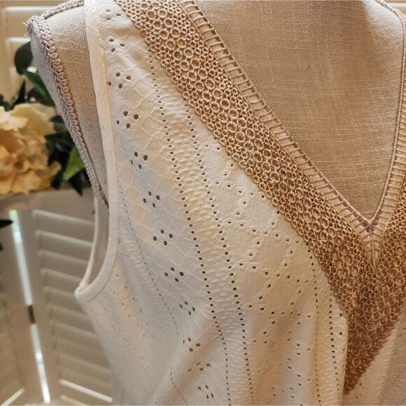 BOUTIQUE WHITE NWOT EYELET LACE V GOLD V NECK BLOUSE(29) MULTIPLE SIZES - Picture 3 of 7